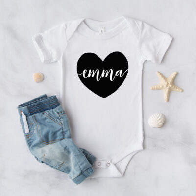 Baby Body Name in schwarzen Herz