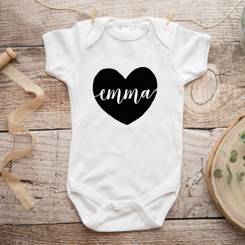 Baby Body Name in schwarzen Herz – Bild 3