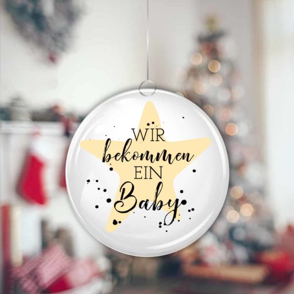 Weihnachtskugel "Wir bekommen ein Baby" mit Entbindungstermin pastellgelb – Bild 2