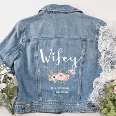 personalisierte Jeansjacke "Wifey" mit Blumenkranz