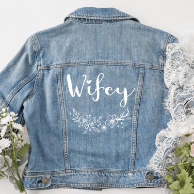 Jeansjacke "Wifey" mit Blumenkranz