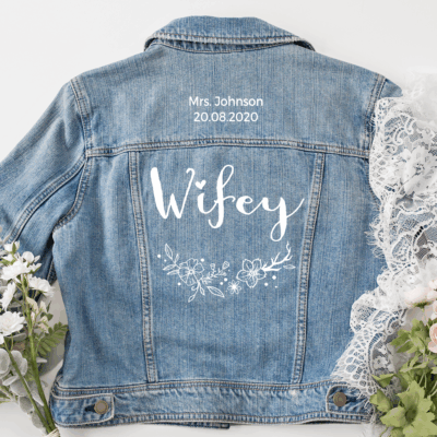 personalisierte Jeansjacke "Wifey" mit Blumenkranz