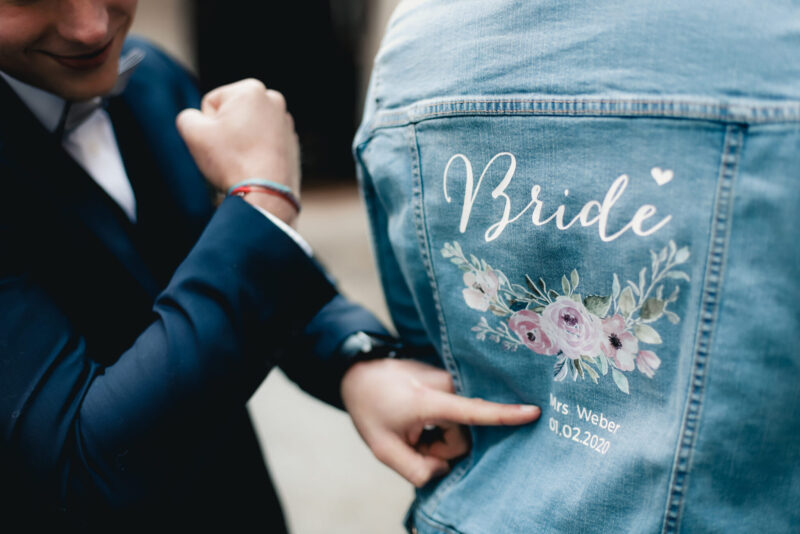 personalisierte Jeansjacke "Bride" mit Blumenkranz – Bild 11