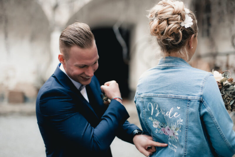 personalisierte Jeansjacke "Bride" mit Blumenkranz – Bild 10