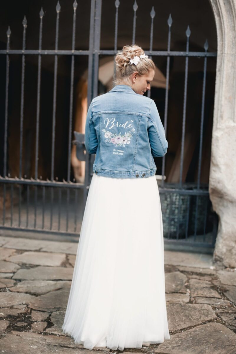 personalisierte Jeansjacke "Bride" mit Blumenkranz – Bild 9