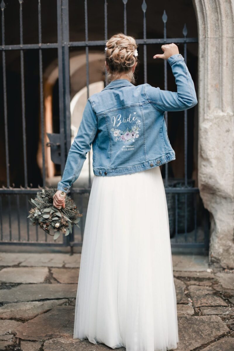 personalisierte Jeansjacke "Bride" mit Blumenkranz – Bild 8