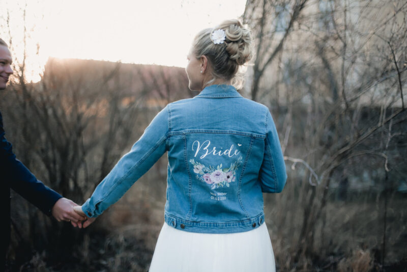 personalisierte Jeansjacke "Bride" mit Blumenkranz – Bild 7
