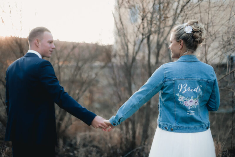 personalisierte Jeansjacke "Bride" mit Blumenkranz – Bild 6