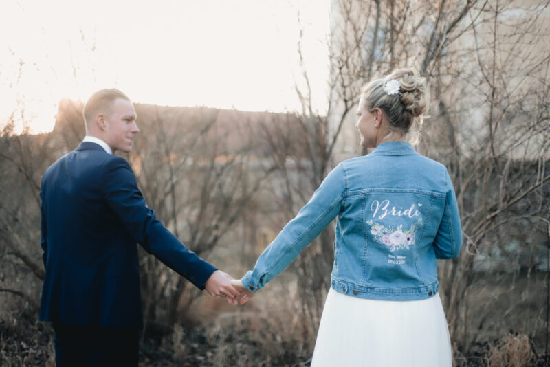 personalisierte Jeansjacke "Bride" mit Blumenkranz – Bild 5