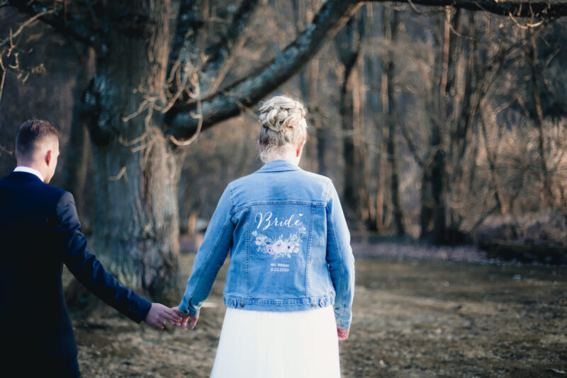 personalisierte Jeansjacke "Bride" mit Blumenkranz – Bild 4