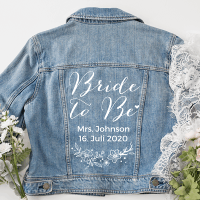personalisierte Jeansjacke "Bride to Be" mit Blumenkranz