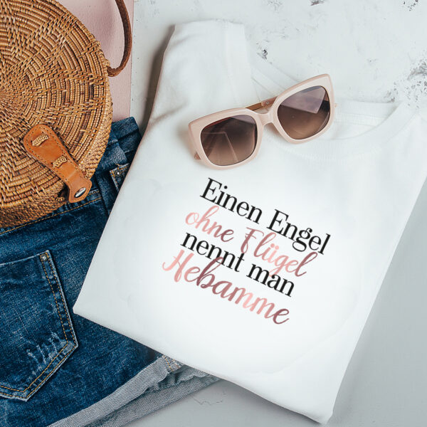 "Einen Engel ohne Flügel nennt man Hebamme" T-Shirt weiß aus 100% Baumwolle – Bild 2
