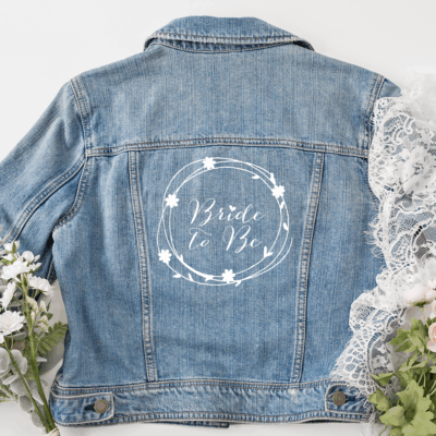 Jeansjacke "Bride to Be" mit Blumenkranz