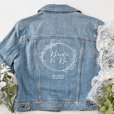 personalisierte Jeansjacke "Bride to Be" mit Blumenkranz