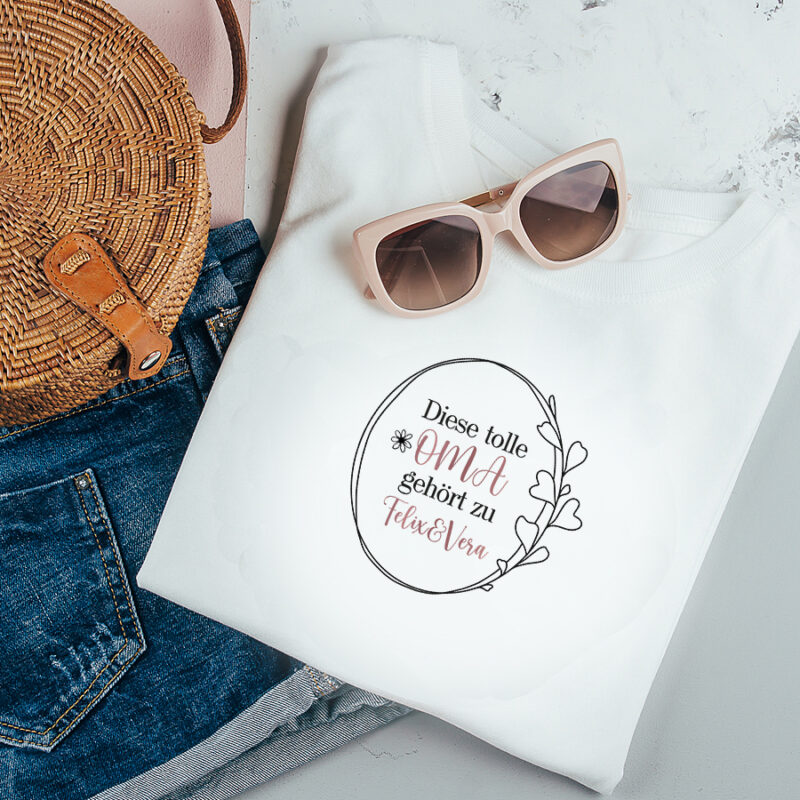 Personalisiertes Damen T-Shirt "Diese tolle Oma gehört zu ..." weiß aus 100% Baumwolle – Bild 2