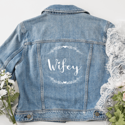 Jeansjacke "Wifey" mit Blumenkranz