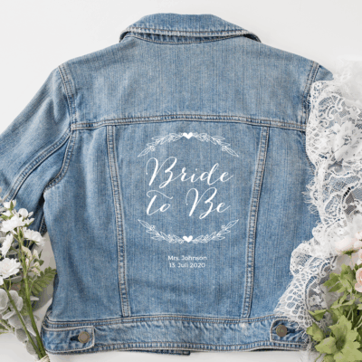 personalisierte Jeansjacke "Bride to Be" mit Blumenkranz