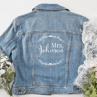 Personalisierte Jeansjacke "Mrs" mit Blumenkranz
