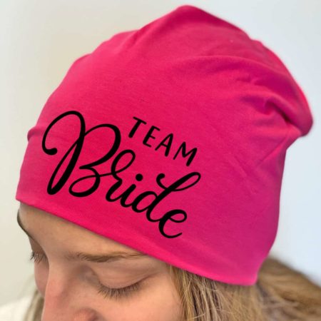 Beanie Bride, Beanie JGA, Mütze JGA, Mütze Bride, Mütze Junggesellenabschied, Haube Junggesellenabschied, Beanie Junggesellenabschied, Winterbraut, Herbstbraut, Herbstbraut Mütze, Herbstbraut Beanie, Hochzeit im Herbst, Hochzeit im Winter, Winterhochzeit, Beanie personalisiert, Mütze aus Baumwolle, Beanie aus Baumwolle, JGA Herbst, JGA Winter