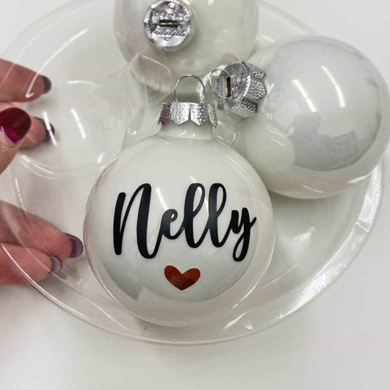 Christbaum Dekoration, Weihnachtsbaum Dekoration, personalisiert schenken, Geschenk für Familie, personalisierte Familiengeschenke, Weihnachtskugel mit Name, Christbaumkugel mit Name, personalisierte Christbaumkugel, personalisierte Weihnachtskugel, Weihnachtskugel individualisiert, Christbaumkugel individualisiert, personalisiertes Geschenk, personalisiertes Geschenk Weihnachten, Weihnachtskugel aus Glas