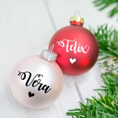 Christbaum Dekoration, Weihnachtsbaum Dekoration, personalisiert schenken, Geschenk für Familie, personalisierte Familiengeschenke, Weihnachtskugel mit Name, Christbaumkugel mit Name, personalisierte Christbaumkugel, personalisierte Weihnachtskugel, Weihnachtskugel individualisiert, Christbaumkugel individualisiert, personalisiertes Geschenk, personalisiertes Geschenk Weihnachten, Weihnachtskugel aus Glas