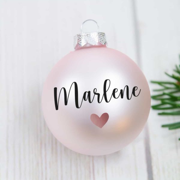 Christbaum Dekoration, Weihnachtsbaum Dekoration, personalisiert schenken, Geschenk für Familie, personalisierte Familiengeschenke, Weihnachtskugel mit Name, Christbaumkugel mit Name, personalisierte Christbaumkugel, personalisierte Weihnachtskugel, Weihnachtskugel individualisiert, Christbaumkugel individualisiert, personalisiertes Geschenk, personalisiertes Geschenk Weihnachten, Weihnachtskugel aus Glas