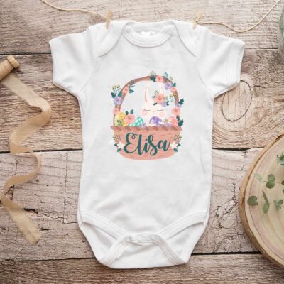 Personalisierter Babybody aus 100% Baumwolle mit Name und Osterkörbchen