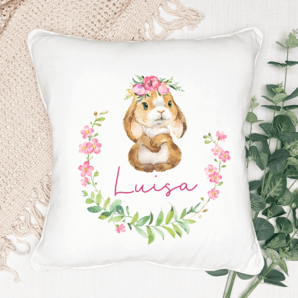 personalisiertes Kissen für Ostern mit Namen und Hase rosa Kranz