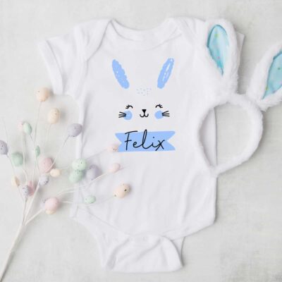 Personalisierter Babybody aus 100% Baumwolle mit Name und Hase blau
