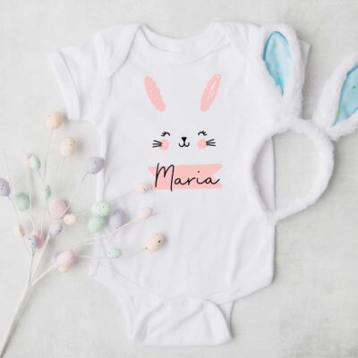 Personalisierter Babybody aus 100% Baumwolle mit Name und Hase rosa