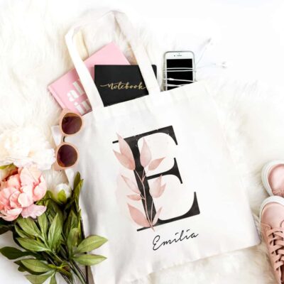 personalisierte Tasche mit Name und Initiale Violett, Stoffbeutel mit Name, Stoffbeutel personalisiert, Tragetasche, Tragetasche personalisiert, Tragetasche mit Name, Tragetasche mit Namen, Nikolosackerl, Nikolaussackerl, Weihnachtsstrumpf, Nikolausstiefel, Weihnachtsstiefel, personalisierter Turnbeutel, personalisiertes Sackerl, personalisiertes Geschenk Weihnachten, Weihnachtsgeschenk personalisiert, Weihnachten personalisiert, Weihnachten personalisiert Name, Turnbeutel mit Name, Christbaum Deko, Stoffsackerl mit Weihnachtsmotiv, Weihnachtsmotive mit Name, Einkaufstasche personalisiert, Tasche personalisiert, Tasche mit Name, Einkaufstasche mit Namen