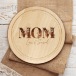 Holzbrett Mom mit Kindernamen personalisiert