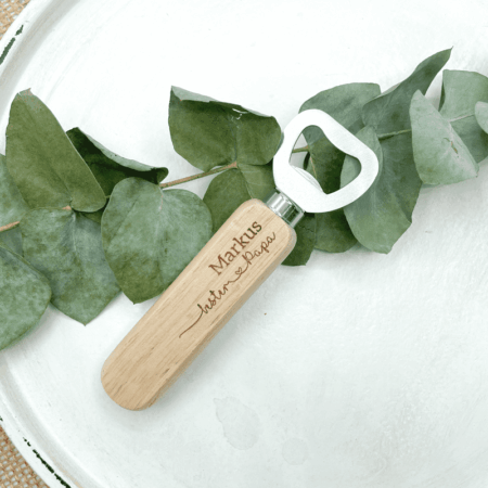 personalisierte Holzgeschenke, Holzgeschenk mit Gravur, Holzgeschenk Arbeitskollege, Holzgeschenk bester Freund, Holzgeschenk Papa, Geschenkideen Vatertag, Vatertagsideen personalisiert, Flaschenöffner Holz mit Name, Flaschenöffner mit Name, Flaschenöffner mit Gravur, Vatertagsgeschenk Opa, Vatertagsgeschenk Papa, Flaschenöffner Papa,