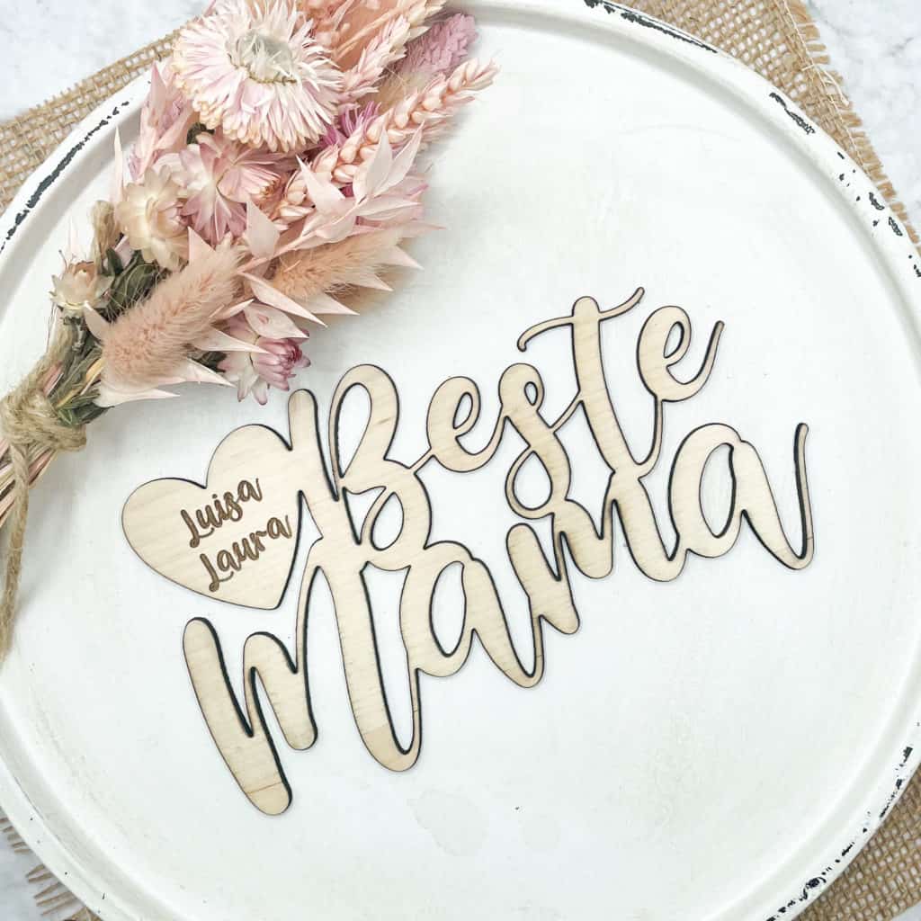 Holzschild für Mama, Holzschilder mit Gravur, Holzschild zum Muttertag, Muttertagsgeschenk personalisiert, Mama Geschenk personalisiert, Geschenkideen Mama, Geschenkideen Mama personalisiert, Holzschild mit Namen, Holzschild Familie, Holzschild Familie mit Namen, Holzschild beste Mama, Holzschild Mama mit Blumen, Geschenkideen Oma, Muttertagsgeschenke Oma, Muttertagsgeschenke personalisiert, Geschenke Oma personalisiert, Holzschild Familie, Holzschild rund, Cake Topper Muttertag, Cake Topper mit Namen, Cake Topper Mama