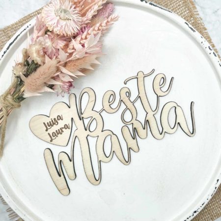 Holzschild für Mama, Holzschilder mit Gravur, Holzschild zum Muttertag, Muttertagsgeschenk personalisiert, Mama Geschenk personalisiert, Geschenkideen Mama, Geschenkideen Mama personalisiert, Holzschild mit Namen, Holzschild Familie, Holzschild Familie mit Namen, Holzschild beste Mama, Holzschild Mama mit Blumen, Geschenkideen Oma, Muttertagsgeschenke Oma, Muttertagsgeschenke personalisiert, Geschenke Oma personalisiert, Holzschild Familie, Holzschild rund, Cake Topper Muttertag, Cake Topper mit Namen, Cake Topper Mama