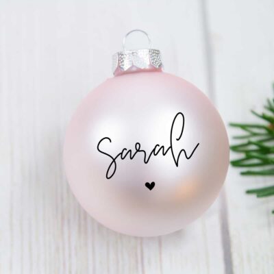 Christbaum Dekoration, Weihnachtsbaum Dekoration, personalisiert schenken, Geschenk für Familie, personalisierte Familiengeschenke, Weihnachtskugel mit Name, Christbaumkugel mit Name, personalisierte Christbaumkugel, personalisierte Weihnachtskugel, Weihnachtskugel individualisiert, Christbaumkugel individualisiert, personalisiertes Geschenk, personalisiertes Geschenk Weihnachten, Weihnachtskugel aus Glas