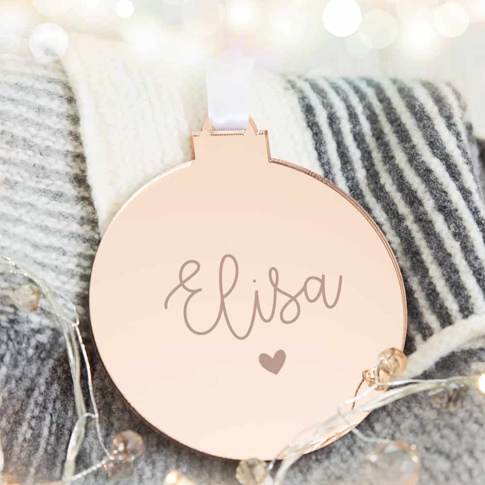 Weihnachtsbaum Schmuck, Baumschmuck, Ornament rosegold, personalisierte Weihnachtskugel, Weihnachtskugeln personalisiert, Weihnachtskugel mit Name, Baumschmuck personalisiert, Baumschmuck mit Name, Rosegold Christbaumschmuck, Weihnachtsschmuck Rosegold, Geschenkidee beste Freundin, Geschenkidee personalisiert, Geschenkidee Weihnachten, Geschenkidee Mama, Christbaum Dekoration, Weihnachtsbaum Dekoration, personalisiert schenken, Geschenk für Familie, personalisierte Familiengeschenke, Weihnachtskugel mit Name, Christbaumkugel mit Name, personalisierte Christbaumkugel, personalisierte Weihnachtskugel, Weihnachtskugel individualisiert, Christbaumkugel individualisiert, personalisiertes Geschenk, personalisiertes Geschenk Weihnachten, Weihnachtskugel aus Glas