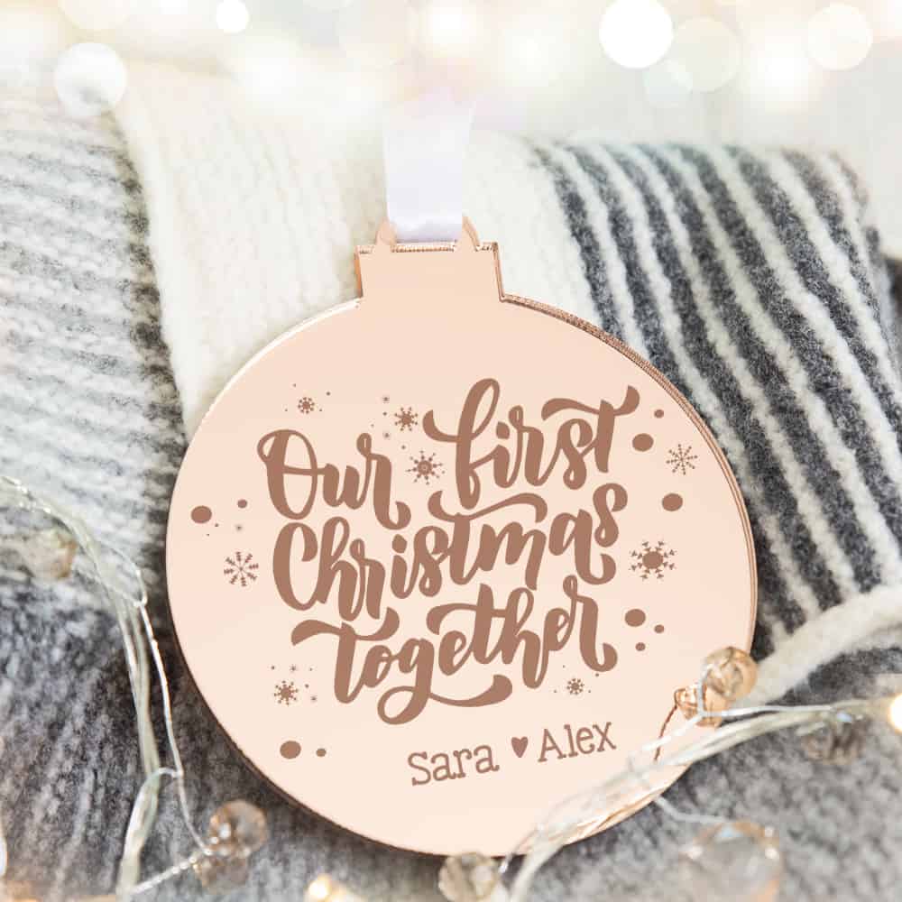 Weihnachtsbaum Schmuck, Baumschmuck, Ornament rosegold, personalisierte Weihnachtskugel, Weihnachtskugeln personalisiert, Weihnachtskugel mit Name, Baumschmuck personalisiert, Baumschmuck mit Name, Rosegold Christbaumschmuck, Weihnachtsschmuck Rosegold, Geschenkidee beste Freundin, Geschenkidee personalisiert, Geschenkidee Weihnachten, Geschenkidee Mama, Christbaum Dekoration, Weihnachtsbaum Dekoration, personalisiert schenken, Geschenk für Familie, personalisierte Familiengeschenke, Weihnachtskugel mit Name, Christbaumkugel mit Name, personalisierte Christbaumkugel, personalisierte Weihnachtskugel, Weihnachtskugel individualisiert, Christbaumkugel individualisiert, personalisiertes Geschenk, personalisiertes Geschenk Weihnachten, Weihnachtskugel aus Glas