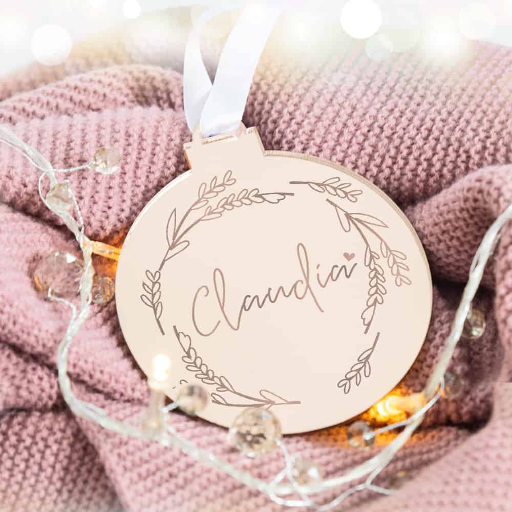 Weihnachtsbaum Schmuck, Baumschmuck, Ornament rosegold, personalisierte Weihnachtskugel, Weihnachtskugeln personalisiert, Weihnachtskugel mit Name, Baumschmuck personalisiert, Baumschmuck mit Name, Rosegold Christbaumschmuck, Weihnachtsschmuck Rosegold, Geschenkidee beste Freundin, Geschenkidee personalisiert, Geschenkidee Weihnachten, Geschenkidee Mama, Christbaum Dekoration, Weihnachtsbaum Dekoration, personalisiert schenken, Geschenk für Familie, personalisierte Familiengeschenke, Weihnachtskugel mit Name, Christbaumkugel mit Name, personalisierte Christbaumkugel, personalisierte Weihnachtskugel, Weihnachtskugel individualisiert, Christbaumkugel individualisiert, personalisiertes Geschenk, personalisiertes Geschenk Weihnachten, Weihnachtskugel aus Glas