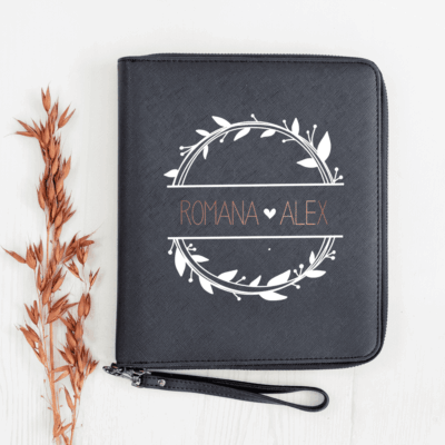 Reisepasshalter, Hochzeitsgeschenk Brautpaar, Reisepasshülle, Etui Reise, Reisepasshalter personalisiertReisebrieftasche, Familieorganizer, Organizer, Travelorganizer, Familieorganizer personalisiert, Travelorganizer personalisiert, Reisedokumente, Hülle für Reisedokumente, Tasche für Ausweise, Tasche für Dokumente personalisiert, Tasche aus Kunstleder, Kunstleder Etui für Reisen, Geschenkidee Familie, Geschenkidee Weihnachten Familie, Weihnachtsidee Pärchen, Weihnachtsidee Couple, Weihnachtsidee Verlobung