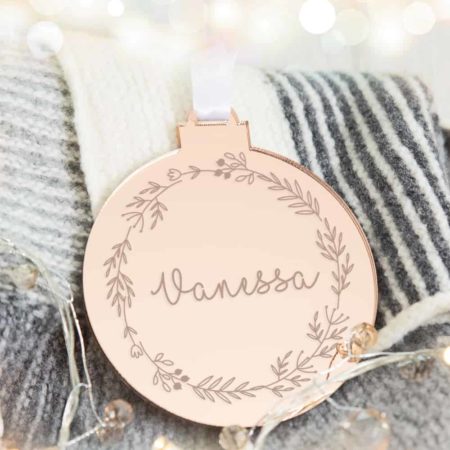 Weihnachtsbaum Schmuck, Baumschmuck, Ornament rosegold, personalisierte Weihnachtskugel, Weihnachtskugeln personalisiert, Weihnachtskugel mit Name, Baumschmuck personalisiert, Baumschmuck mit Name, Rosegold Christbaumschmuck, Weihnachtsschmuck Rosegold, Geschenkidee beste Freundin, Geschenkidee personalisiert, Geschenkidee Weihnachten, Geschenkidee Mama, Christbaum Dekoration, Weihnachtsbaum Dekoration, personalisiert schenken, Geschenk für Familie, personalisierte Familiengeschenke, Weihnachtskugel mit Name, Christbaumkugel mit Name, personalisierte Christbaumkugel, personalisierte Weihnachtskugel, Weihnachtskugel individualisiert, Christbaumkugel individualisiert, personalisiertes Geschenk, personalisiertes Geschenk Weihnachten, Weihnachtskugel aus Glas