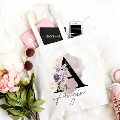 personalisierte Tasche mit Name und Initiale Violett, Stoffbeutel mit Name, Stoffbeutel personalisiert, Tragetasche, Tragetasche personalisiert, Tragetasche mit Name, Tragetasche mit Namen, Nikolosackerl, Nikolaussackerl, Weihnachtsstrumpf, Nikolausstiefel, Weihnachtsstiefel, personalisierter Turnbeutel, personalisiertes Sackerl, personalisiertes Geschenk Weihnachten, Weihnachtsgeschenk personalisiert, Weihnachten personalisiert, Weihnachten personalisiert Name, Turnbeutel mit Name, Christbaum Deko, Stoffsackerl mit Weihnachtsmotiv, Weihnachtsmotive mit Name, Einkaufstasche personalisiert, Tasche personalisiert, Tasche mit Name, Einkaufstasche mit Namen