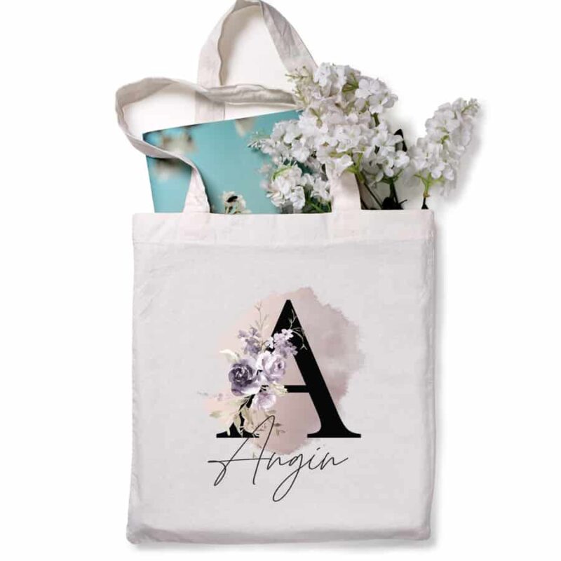 personalisierte Tasche mit Name und Initiale Violett, Stoffbeutel mit Name, Stoffbeutel personalisiert, Tragetasche, Tragetasche personalisiert, Tragetasche mit Name, Tragetasche mit Namen, Nikolosackerl, Nikolaussackerl, Weihnachtsstrumpf, Nikolausstiefel, Weihnachtsstiefel, personalisierter Turnbeutel, personalisiertes Sackerl, personalisiertes Geschenk Weihnachten, Weihnachtsgeschenk personalisiert, Weihnachten personalisiert, Weihnachten personalisiert Name, Turnbeutel mit Name, Christbaum Deko, Stoffsackerl mit Weihnachtsmotiv, Weihnachtsmotive mit Name, Einkaufstasche personalisiert, Tasche personalisiert, Tasche mit Name, Einkaufstasche mit Namen