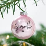 personalisierte Weihnachtskugel aus Glas mit Name und Symbol
