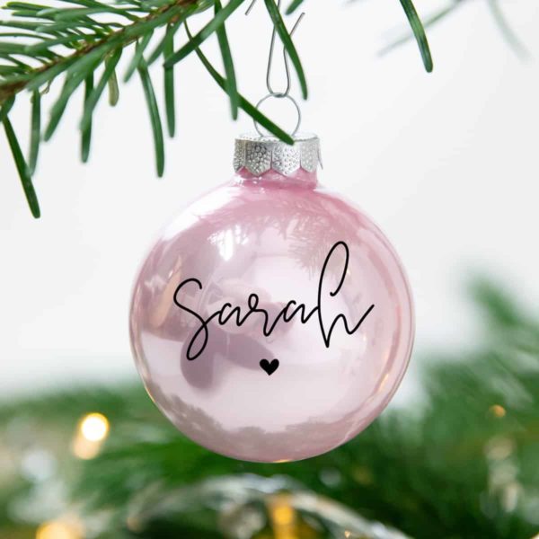 Christbaum Dekoration, Weihnachtsbaum Dekoration, personalisiert schenken, Geschenk für Familie, personalisierte Familiengeschenke, Weihnachtskugel mit Name, Christbaumkugel mit Name, personalisierte Christbaumkugel, personalisierte Weihnachtskugel, Weihnachtskugel individualisiert, Christbaumkugel individualisiert, personalisiertes Geschenk, personalisiertes Geschenk Weihnachten, Weihnachtskugel aus Glas