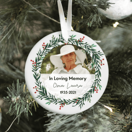 personalisiertes Weihnachtsornament Fuchs, Baumschmuck Weihnachten, personalisierte Geschenkidee Familie, Familiengeschenk Weihnachten, Weihnachtskugel mit Name, Weihnachtskugeln mit Name, Weihnachtskugel personalisiert, Geschenkidee Kinder, Geschenkidee Familie, Weihnachtskugel mit Name Österreich, Weihnachts Ornament Keramik, Weihnachtsschmuck Keramik, Baumbehang Reh, personalisierte Geschenkidee Weihnachten, In Loving Memory, Andenken, In Loving Memory Geschenk, Erinnerung an Oma, Erinnerung an Opa