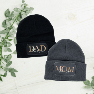 Personalisierte Mütze mit Kindernamen, Mütze personalisiert, Wintermütze, Mom Kindernamen, Geschenk, Freundin, Mama, Papa, Dad, Mom, Geschenk-Idee, Beanie personalisiert, Haube personalisiert, Kindernamen, mit Namen, Weihnachts-Geschenk, Geschenk Muttertag, Geschenk Vatertag