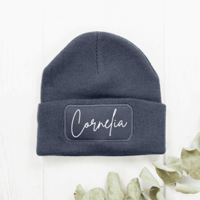 Personalisierte Mütze mit Kindernamen, Mütze personalisiert, Wintermütze, Mom Kindernamen, Geschenk, Freundin, Mama, Papa, Dad, Mom, Geschenk-Idee, Beanie personalisiert, Haube personalisiert, Kindernamen, mit Namen, Weihnachts-Geschenk, Geschenk Muttertag, Geschenk Vatertag