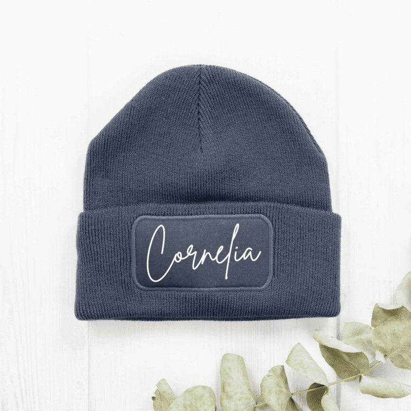 Personalisierte Mütze mit Kindernamen, Mütze personalisiert, Wintermütze, Mom Kindernamen, Geschenk, Freundin, Mama, Papa, Dad, Mom, Geschenk-Idee, Beanie personalisiert, Haube personalisiert, Kindernamen, mit Namen, Weihnachts-Geschenk, Geschenk Muttertag, Geschenk Vatertag