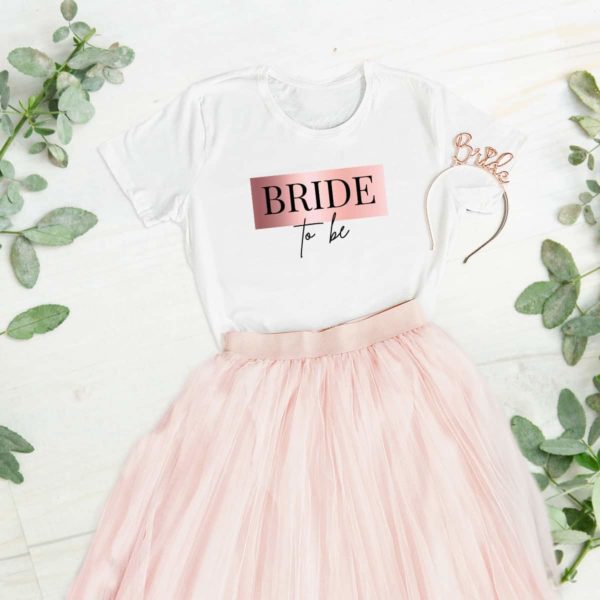 Bride to Be Shirt, Bride to be JGA, T Shirt JGA, T Shirt Junggesellenabschied, T Shirt Polterabend, T Shirt Bachelorette Party, Junggesellenabschied Outfit, Outfit Braut, T Shirt Braut, T Shirt Braut JGA, Party Outfits JGA, Party Outfit Braut, Junggesellenabschied Frauen, JGA Frauen, Ideen Junggesellenabschied, Ideen JGA, Virtueller JGA, Virtueller JGA Outfits, Virtueller Junggesellenabschied, Geschenk Braut JGA, Geschenk Braut Jungesellenabschied